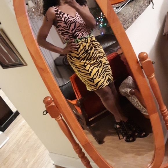 SOLD❤MOSCHINO 100% SILK DRESS - Picture 4 of 7